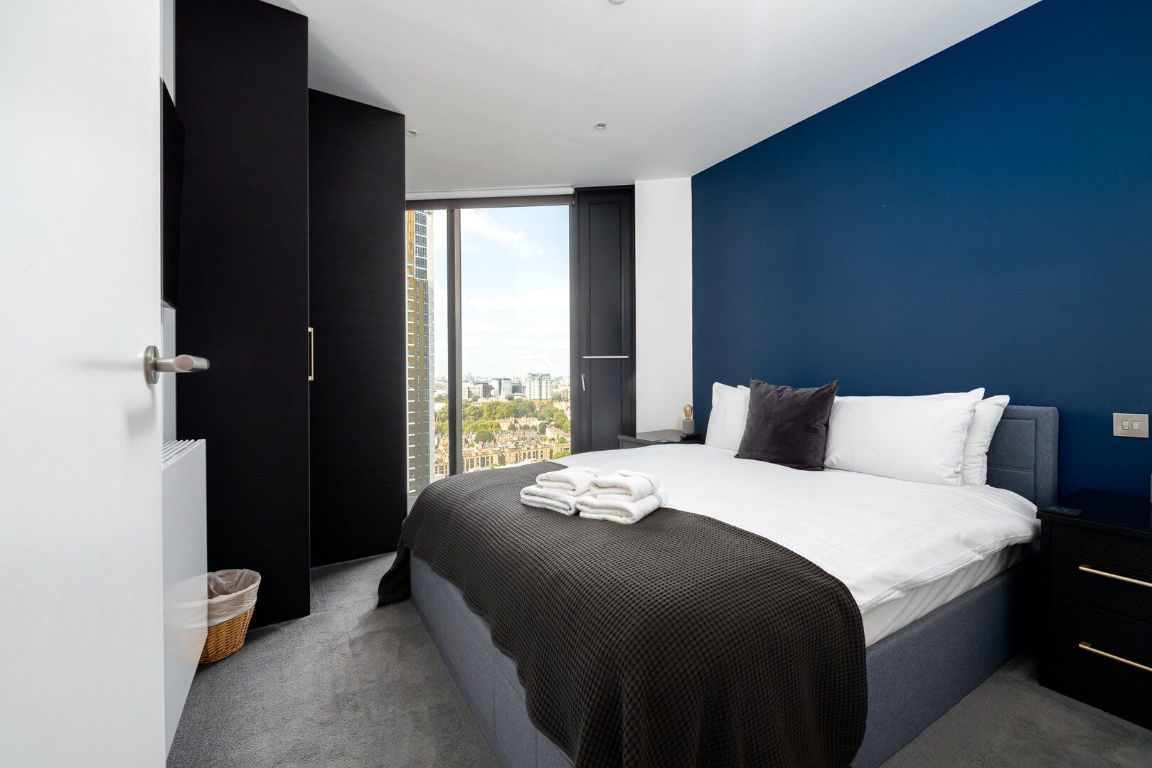 2 soverom, skrivebord, strykejern/-brett og internettilgang