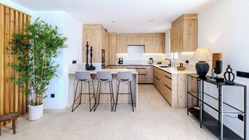 Fridge, dishwasher, cookware/dishes/utensils
