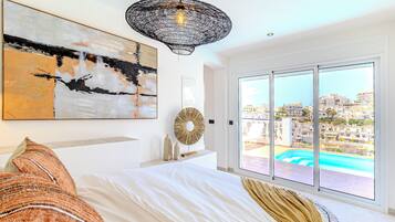 3 bedrooms, iron/ironing board, internet, bed sheets