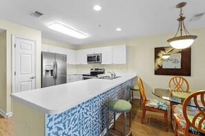 Lave-vaisselle, tables à manger