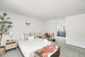 4 bedrooms, iron/ironing board, free WiFi, bed sheets - Casa Burke 4BD Home w/ Pool and Games (Scottsdale)