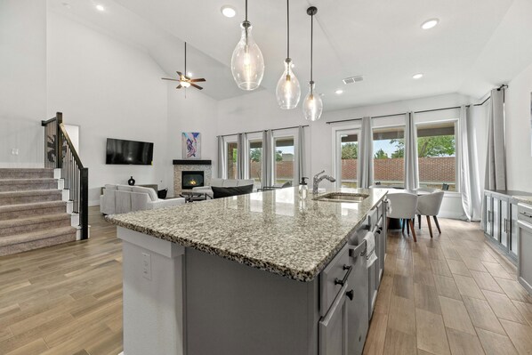 Fridge, microwave, oven, stovetop - Lake Cove Retreat- 4-Bedroom Escape (Little Elm)