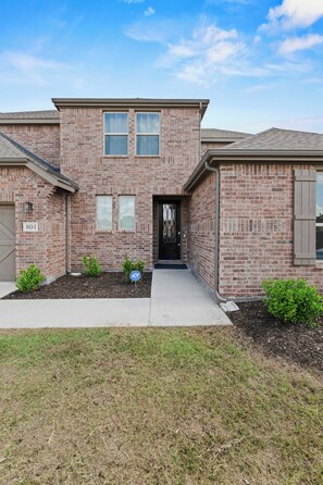 Exterior - Lake Cove Retreat- 4-Bedroom Escape (Little Elm)