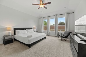 4 Schlafzimmer, Schreibtisch, Bügeleisen/Bügelbrett, WLAN