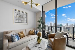 럭셔리 아파트, 시내 전망 | 거실 공간 | 케이블 채널 시청이 가능한 30인치 플라스마 TV