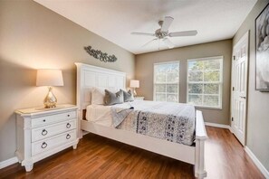 4 habitaciones, tabla de planchar con plancha, cuna de viaje y wifi 
