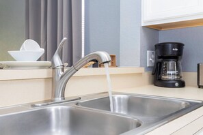 Fridge, microwave, oven, stovetop - DLuxx Fun Vacation Home at Regal Palms Resort 206 (Davenport)