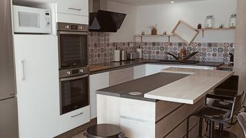 Een koelkast, een microgolfoven, een oven, een kookplaat