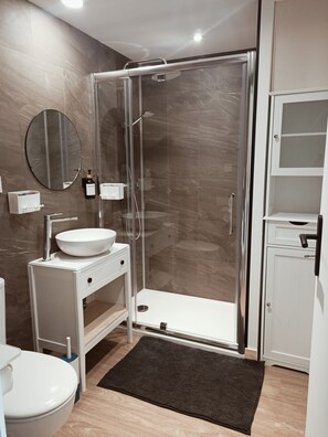 Dusche, Haartrockner, Handtücher, Seife