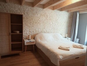 6 bedrooms, iron/ironing board, travel crib, free WiFi - Le Hangar de Papi **** in the country with swimming pool (PLAINE D'ARGENSON)