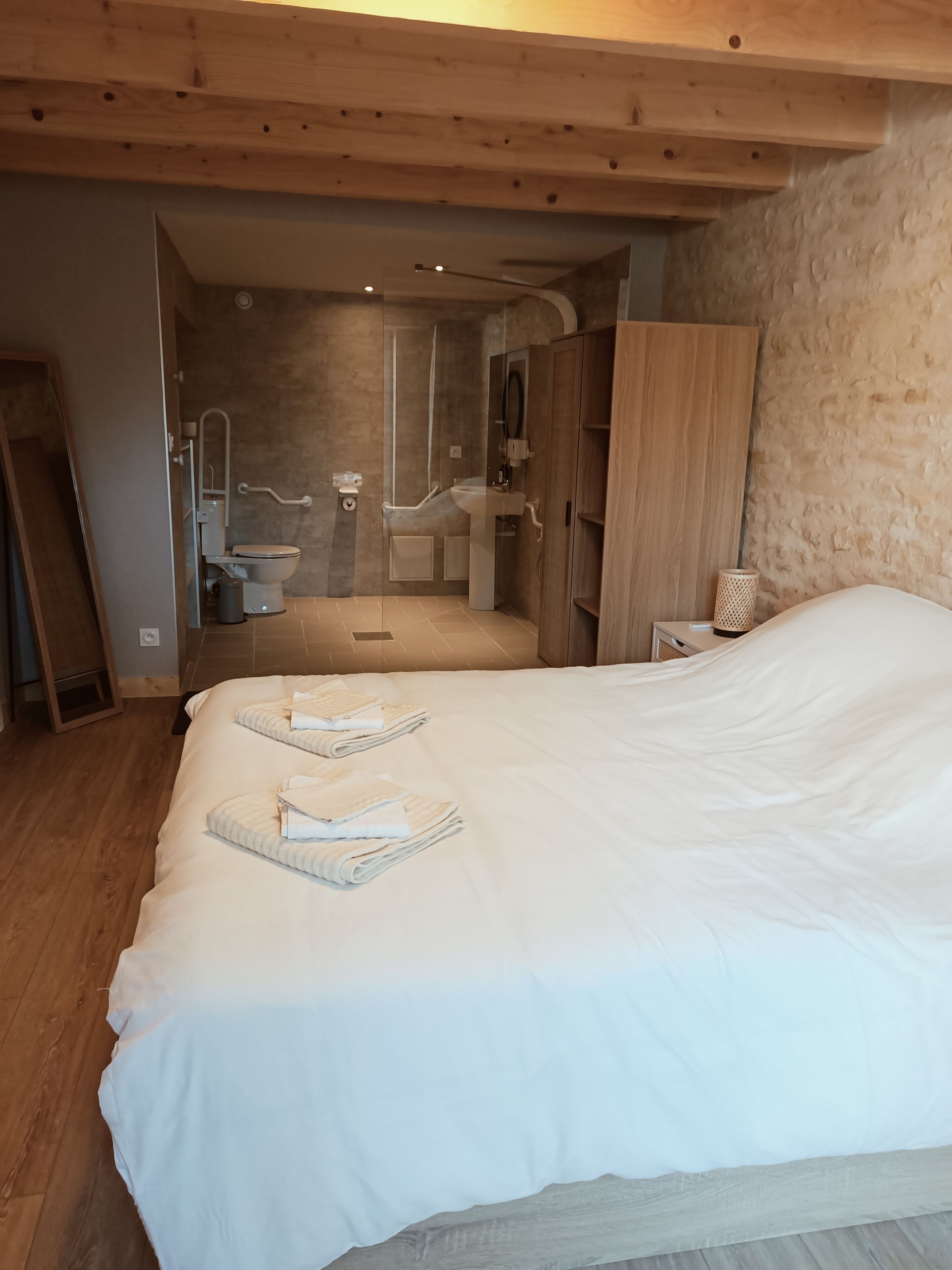 6 slaapkamers, een strijkplank/strijkijzer, reisbedje, gratis wifi