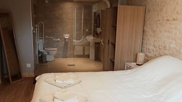 6 slaapkamers, een strijkplank/strijkijzer, reisbedje, gratis wifi