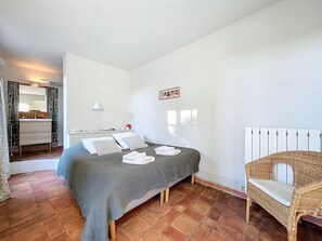 5 bedrooms, desk, iron/ironing board, travel crib
