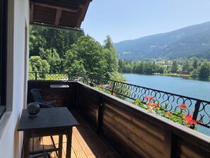 Leilighet – deluxe, 1 soverom, balkong, utsikt mot innsjø | Terrasse/patio