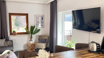 豪華公寓, 1 間臥室, 陽台, 湖景 | 起居區 | 智慧型電視、Netflix、串流服務