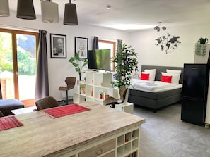 Deluxe Studio, Lake View, Lakeside | Living area