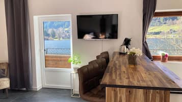 Deluxe-Apartment, 1 Schlafzimmer, Balkon, Seeblick | Wohnbereich | Smart-TV, Netflix, Streaming-Dienste