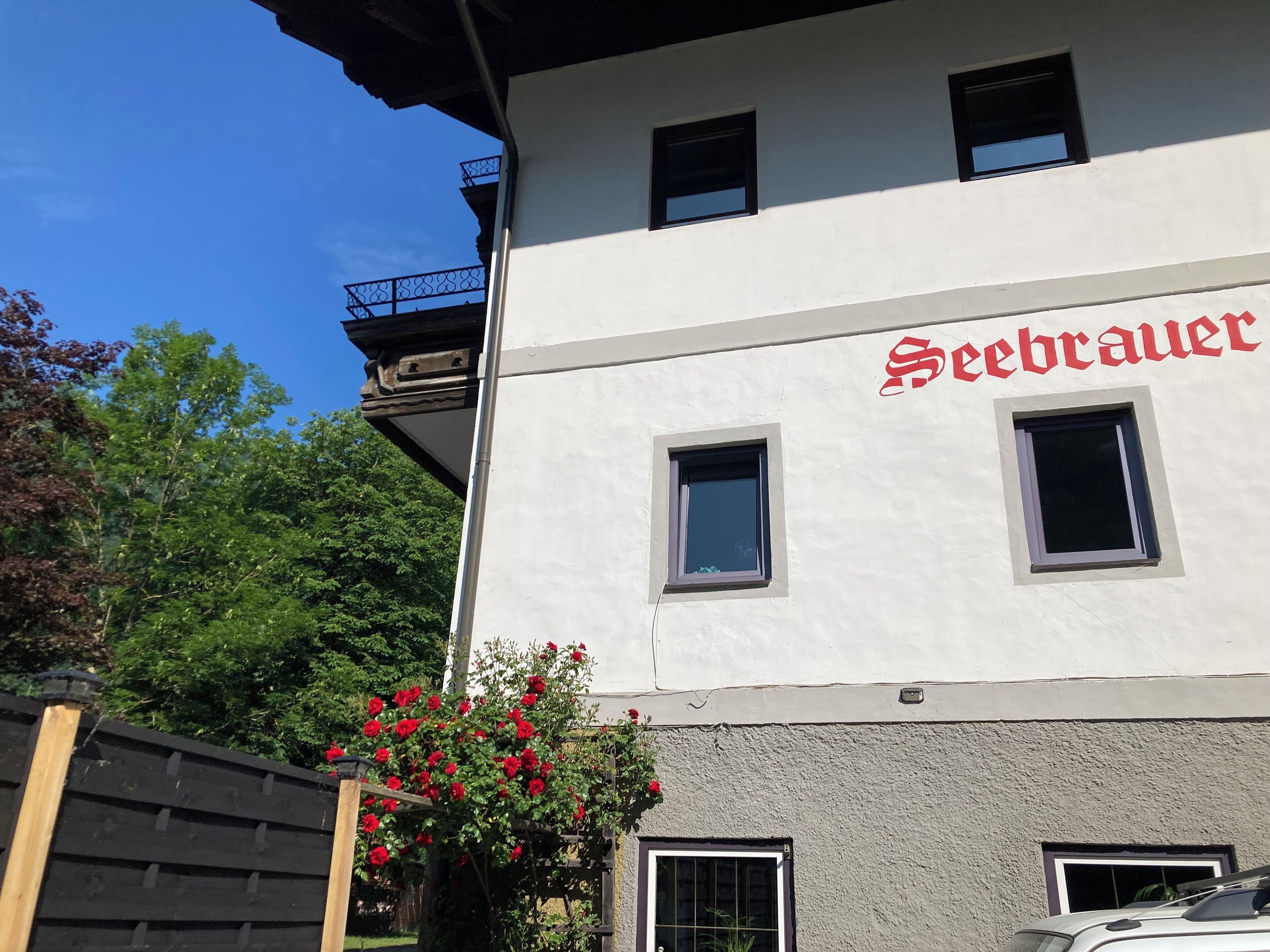 Un edificio con il nome "Seebrauet" in lettere rosse sulla parete.