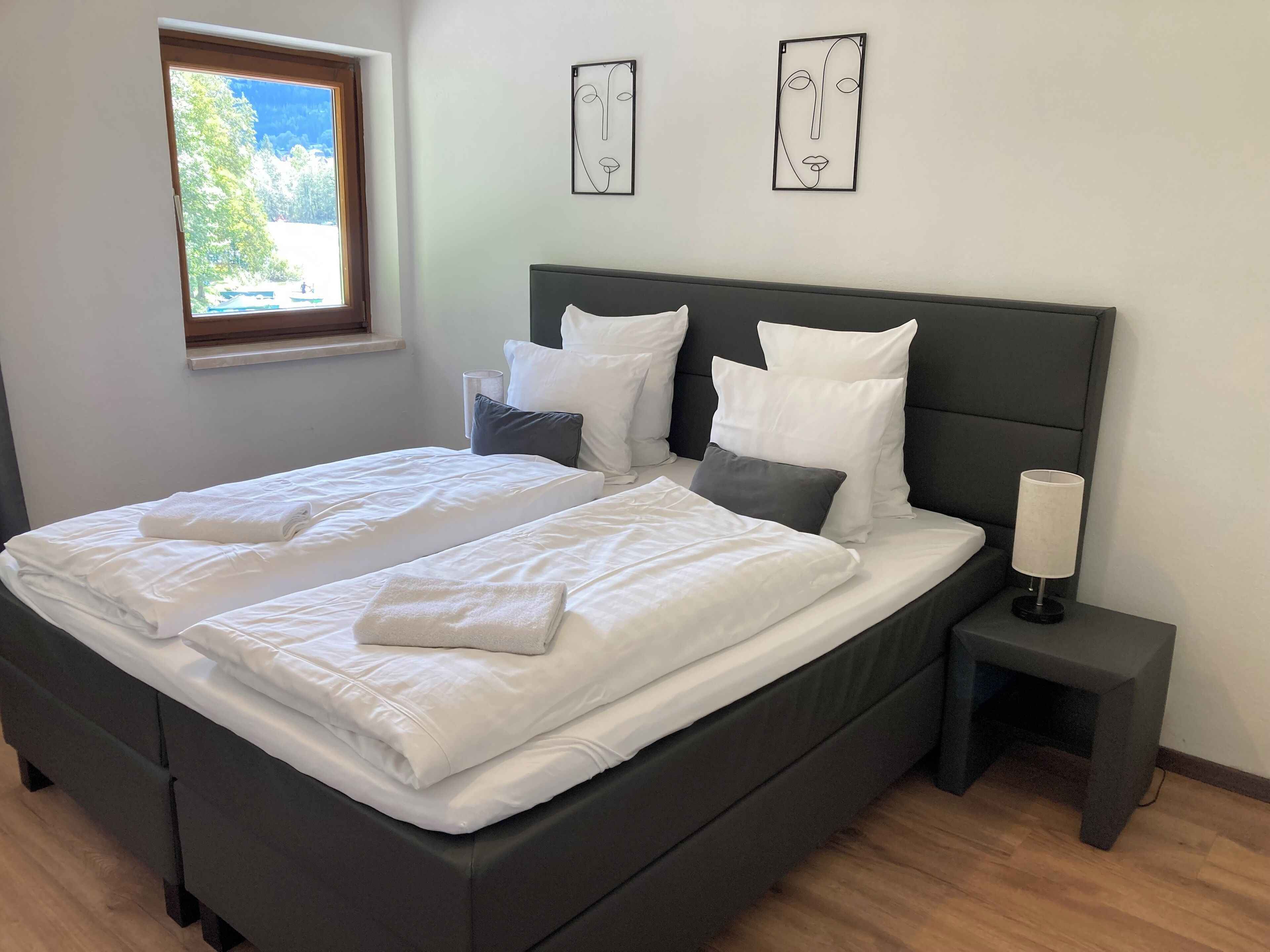 Deluxe-Apartment, 2 Schlafzimmer, Seeblick, Bergseite | Individuell dekoriert, individuell eingerichtet