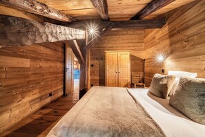 6 bedrooms, iron/ironing board, free WiFi, bed sheets