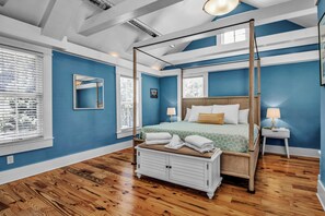 3 bedrooms, desk, iron/ironing board, free WiFi - Luxury 3BR, 2 Full + 2 Half Baths / Walk to Elmwood / Garage / EV Charger / AC (Buffalo)