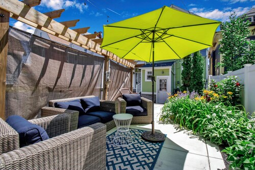 Family-Friendly Luxury 3BR, 2F+2H BA / Walk Elmwood / Garage / EV Charger / AC