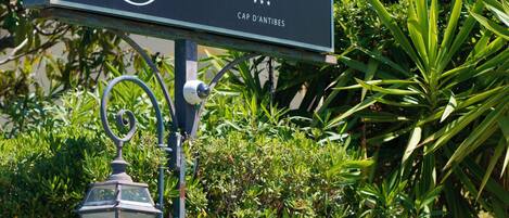 A hotel sign for GAROUPE GARDIOLE, HOTEL DE CHARME, CAP D'ANTIBES.