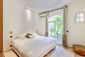 Habitación Confort con 1 cama doble o 2 individuales | Caja fuerte, cortinas opacas, tabla de planchar con plancha