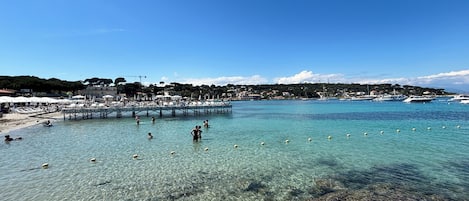 Una spiaggia nelle vicinanze, un bar sulla spiaggia