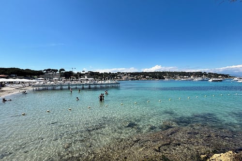 Beach nearby, beach bar