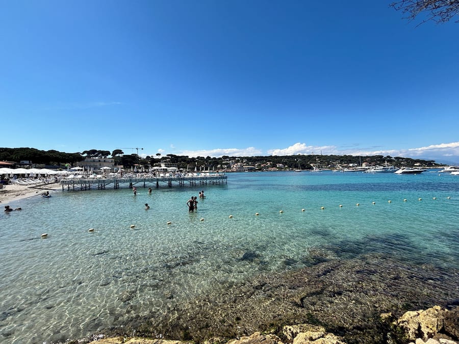 Playa en los alrededores y bar en la playa