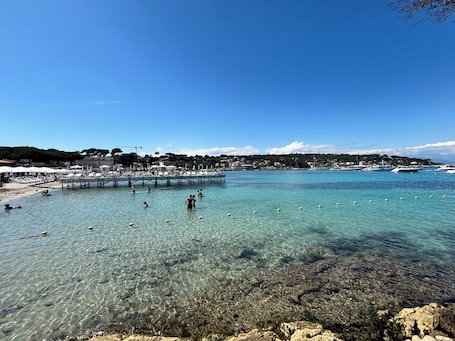 Una playa cerca, bar en la playa