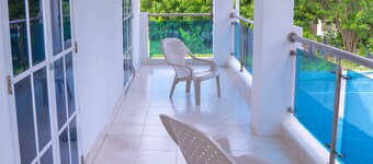 Tropical 3 BR/3 BA beach Villa w pool, WiFi, & AC in beautiful Santa Veronica!