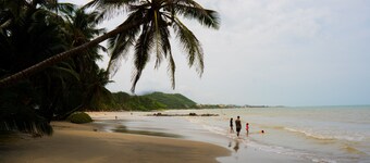 Tropical 3 BR/3 BA beach Villa w pool, WiFi, & AC in beautiful Santa Veronica!