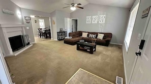 Smart TV, fireplace, video games, books - Beautiful Ranch Style House With Pool (Aragon)