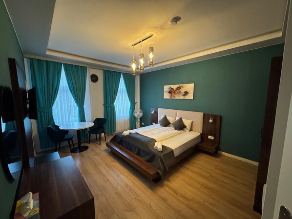 Ylelliset vuodevaatteet, minibaari, työpöytä