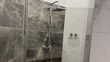 Deluxe-Doppelzimmer, 1 Schlafzimmer, mit Bad | Badezimmer | Regendusche, kostenlose Toilettenartikel, Haartrockner, Handtücher