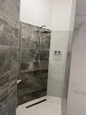 Deluxe Double Room, 1 Bedroom, Ensuite | Bathroom | Rainfall showerhead, free toiletries, hair dryer, towels - A&F Hotel (Chemnitz)