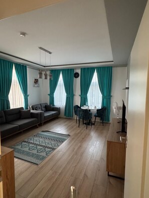 Perhehuoneisto | Oleskelualue | LCD-televisio, Netflix, maksullisia elokuvia, suoratoistopalvelut