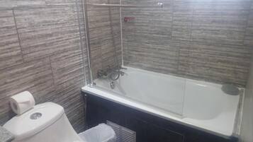 Estudio superior, vista parcial al mar | Baño