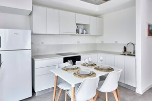 Kühlschrank, Ofen, Toaster, Kochgeschirr/Geschirr/Besteck