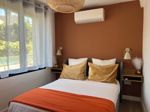 6 bedrooms, desk, iron/ironing board, travel crib