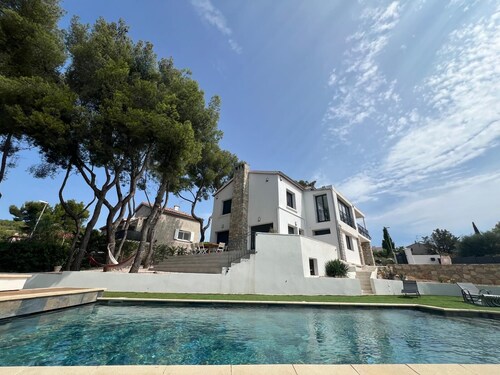 5-Star Villa | Heated Pool | Beach Within Walking Distance | Petanque Court