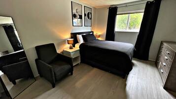 1 slaapkamer, een strijkplank/strijkijzer, wifi, beddengoed