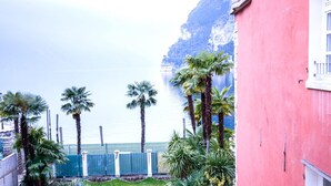 Une vue sur la côte, avec des palmiers et un bâtiment rose.
