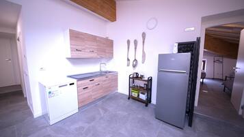 Lave-vaisselle, batterie de cuisine, vaisselle et ustensiles