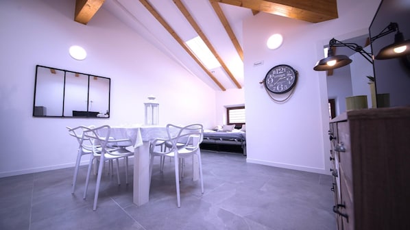 Dining - Deluxe Two-Bedroom Apartment (Riva del Garda)