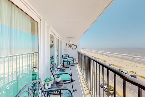 Cozy Beach Hideaway By the Sea! Enjoy Scenic Views from the Balcony! 