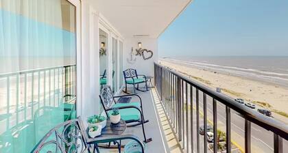 Cozy Beach Hideaway By the Sea! Enjoy Scenic Views from the Balcony!