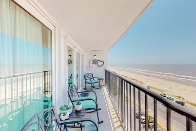 Cozy Beach Hideaway By the Sea! Enjoy Scenic Views from the Balcony! 